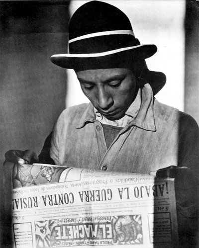 एल मैकहे, मेक्सिको सिटी, 1925 को पढ़ने वाले कार्यकर्ता द्वारा Tina Modotti